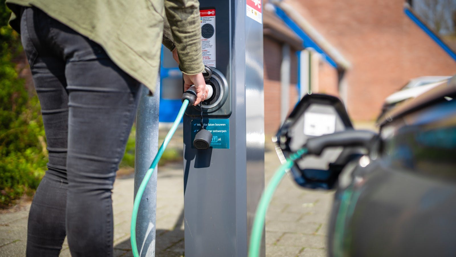 Elektrische auto wordt opgeladen