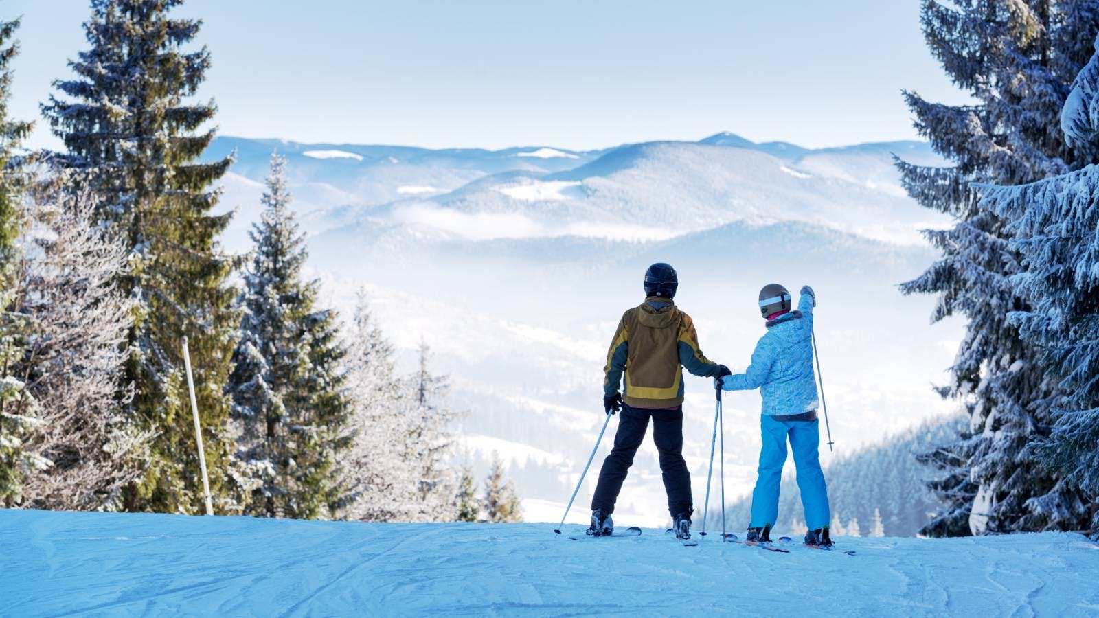 Twee skiërs op de piste