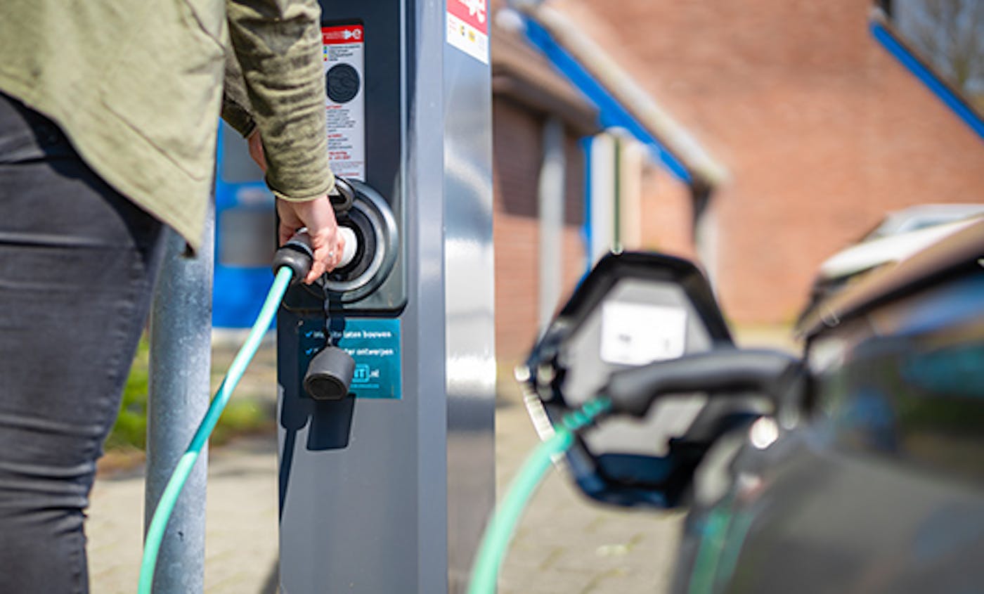 De elektrische auto wordt aangesloten op een laadpaal