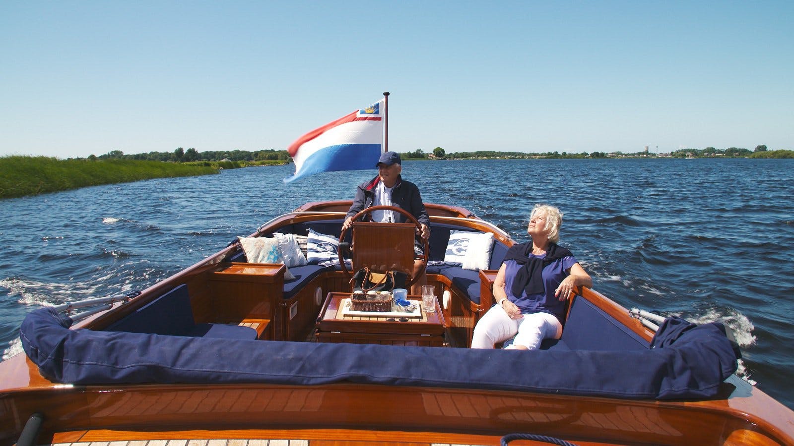 Anton en Josje varen in hun sloep