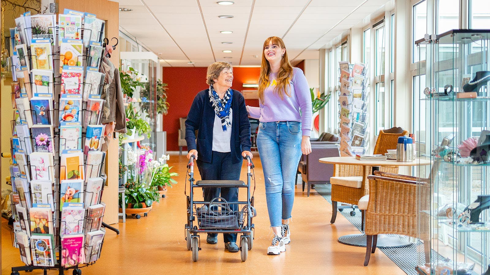 Anouk loopt met oma in de gang