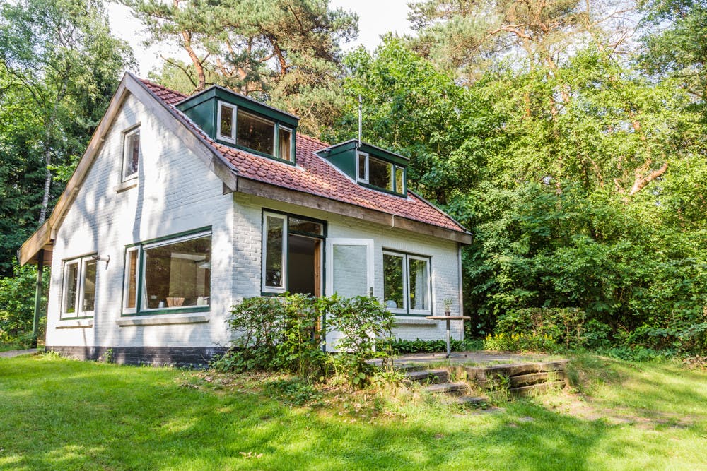 Oude woning in het bos