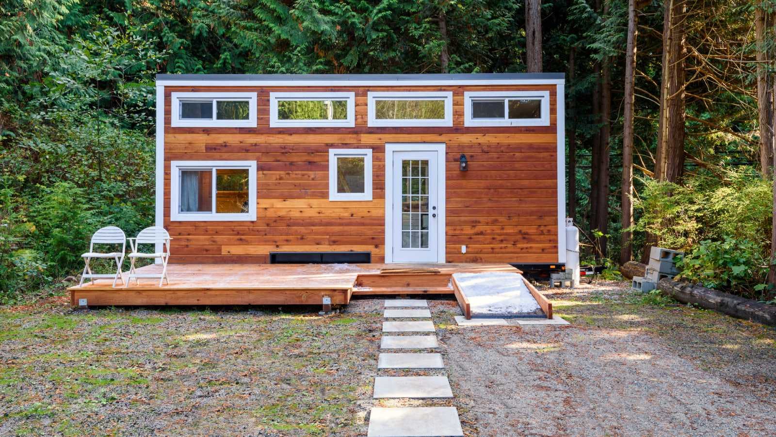 Een houten tiny house midden in het bos