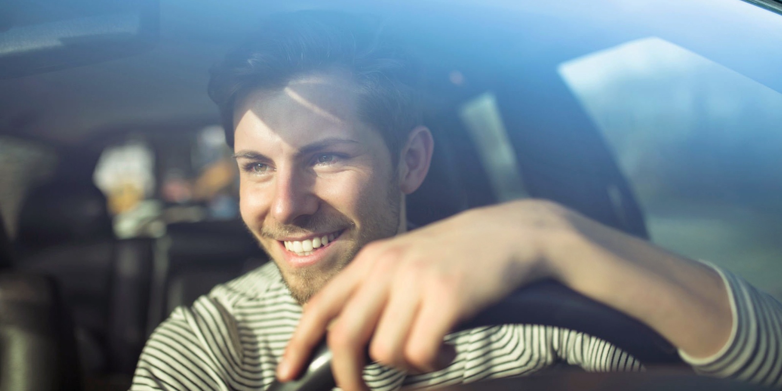 Man zit met een gerust gevoel in de auto die hij leent van een vriend