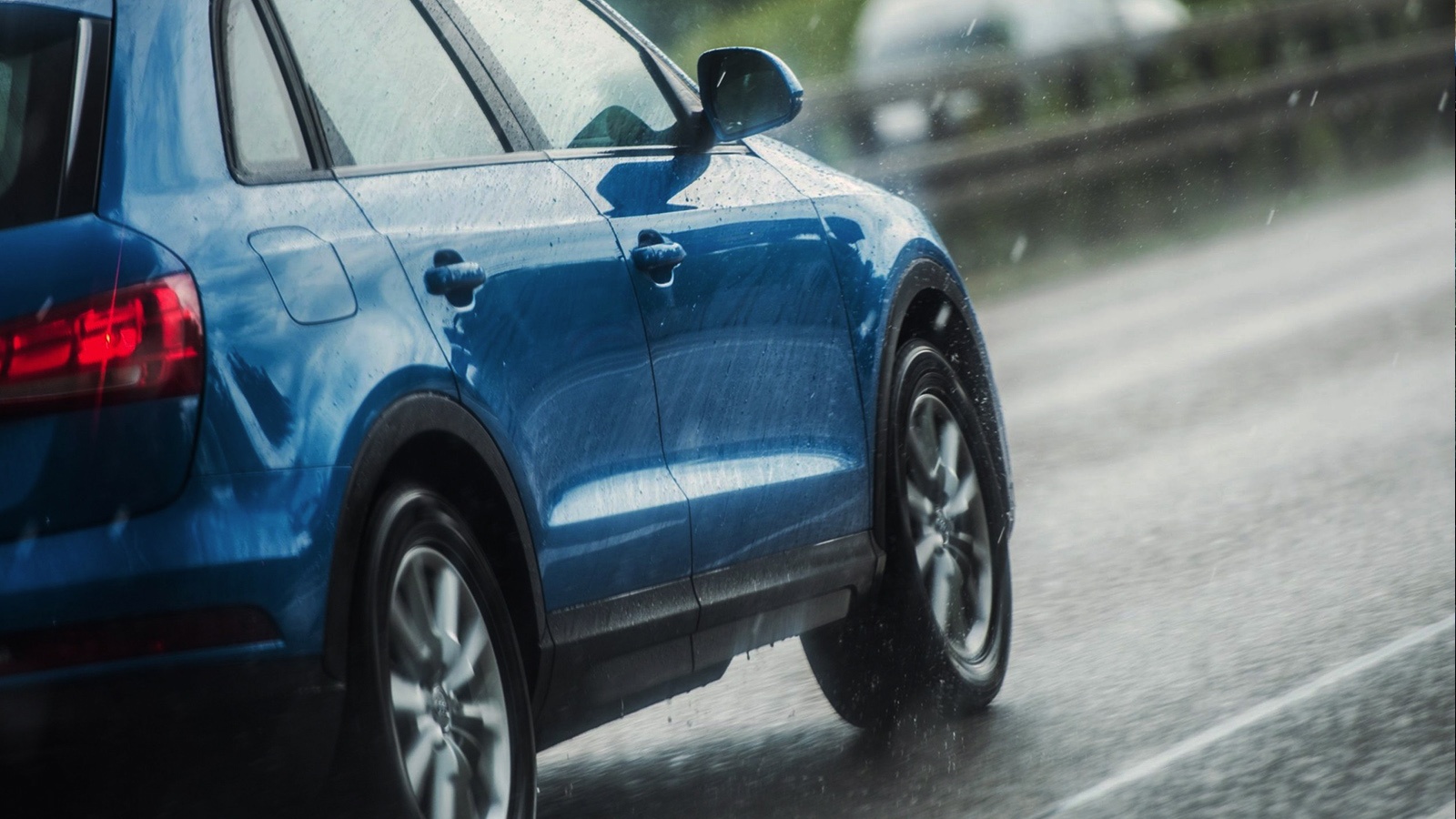 slecht weer en met de auto de weg op