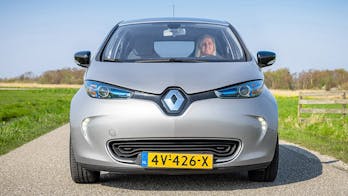 een vrouw in een grijze elektrische Renault ZOE