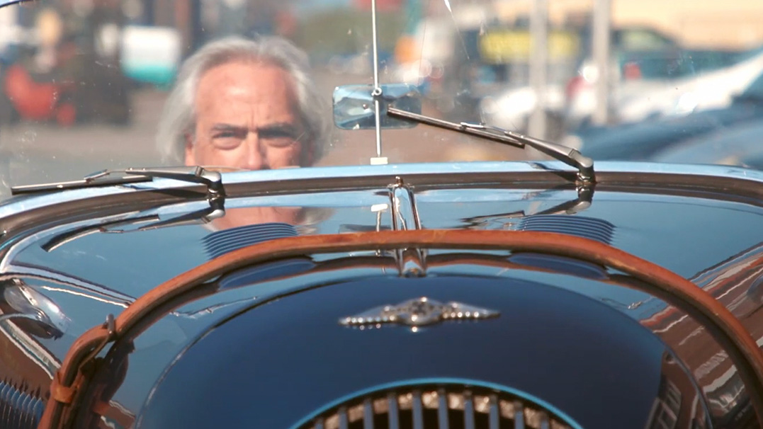 Man rijdt in oldtimer