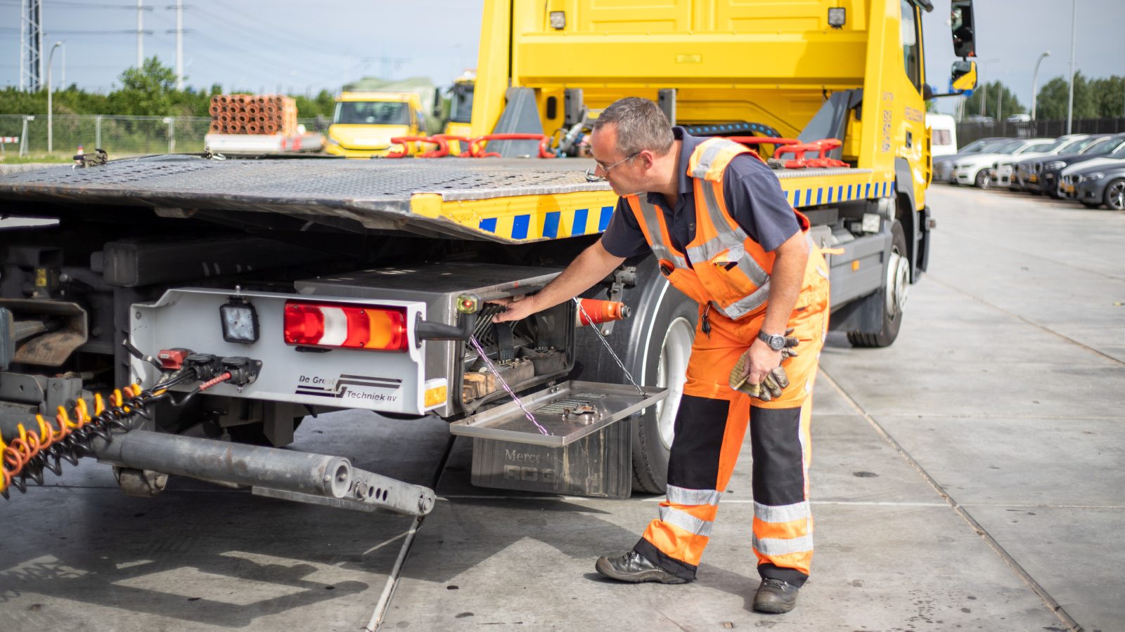 Pechhulp monteur stelt zijn auto in