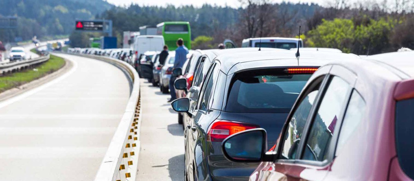 Honderden auto’s staan in een heuvelachtig landschap op een zonnige dag in de file op zwarte zaterdag.