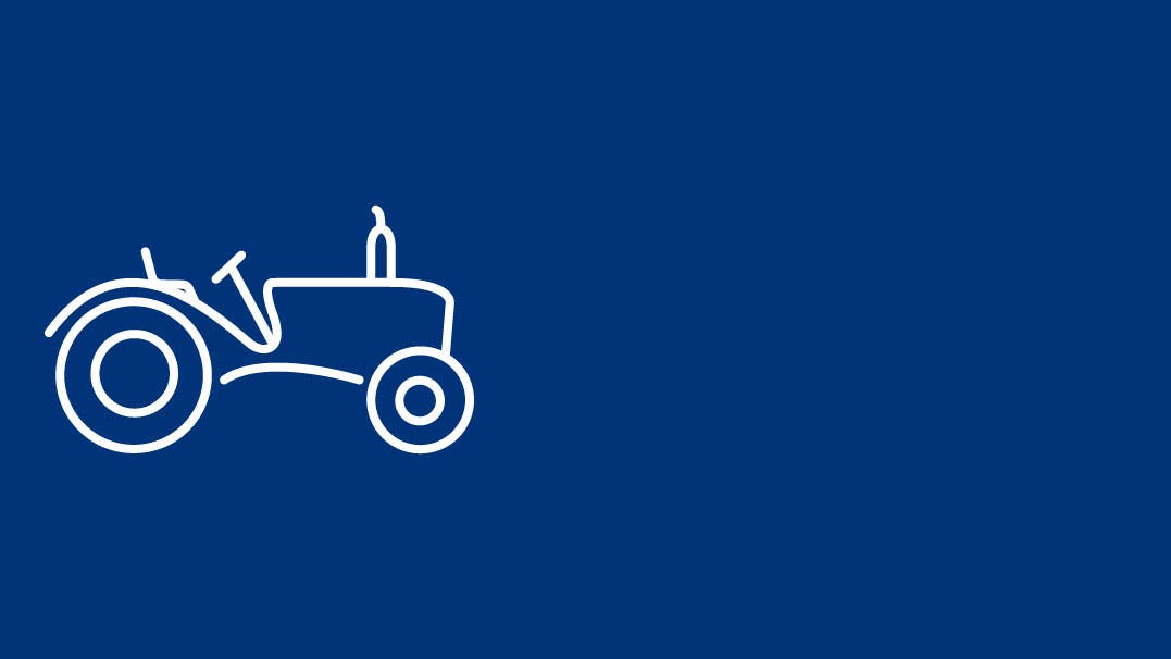 Tractor op blauwe achtergrond