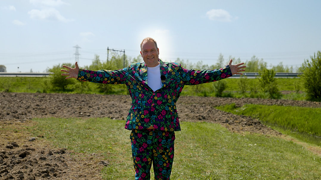 Vrolijke meneer met bloemen kostuum
