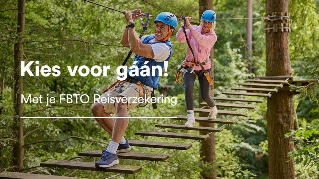 Man en vrouw gaan vrolijk over loopbrug in het bos
