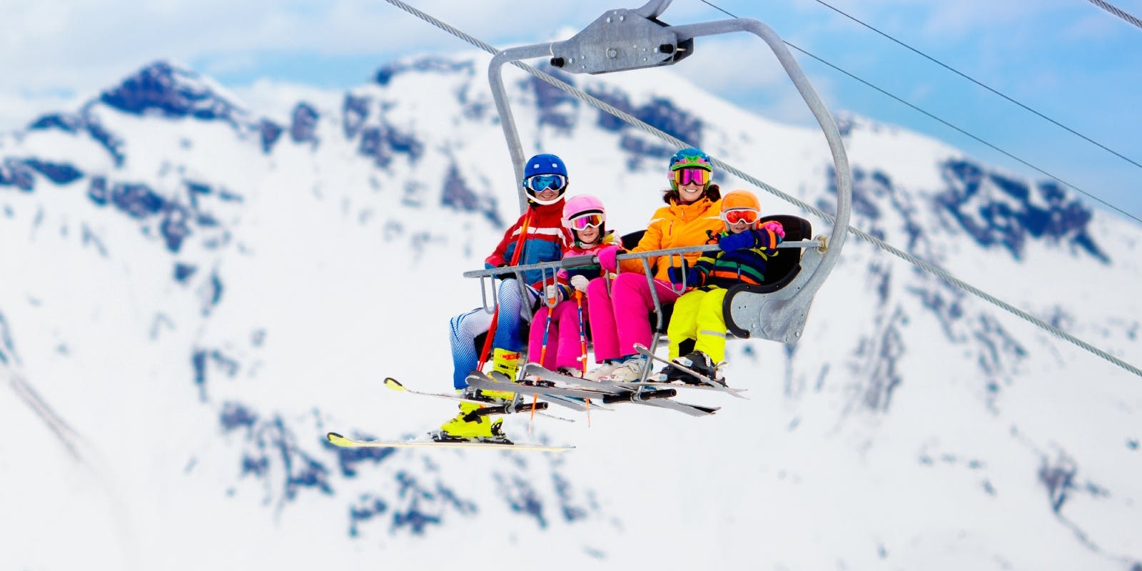 Familie in ski lift op wintersport
