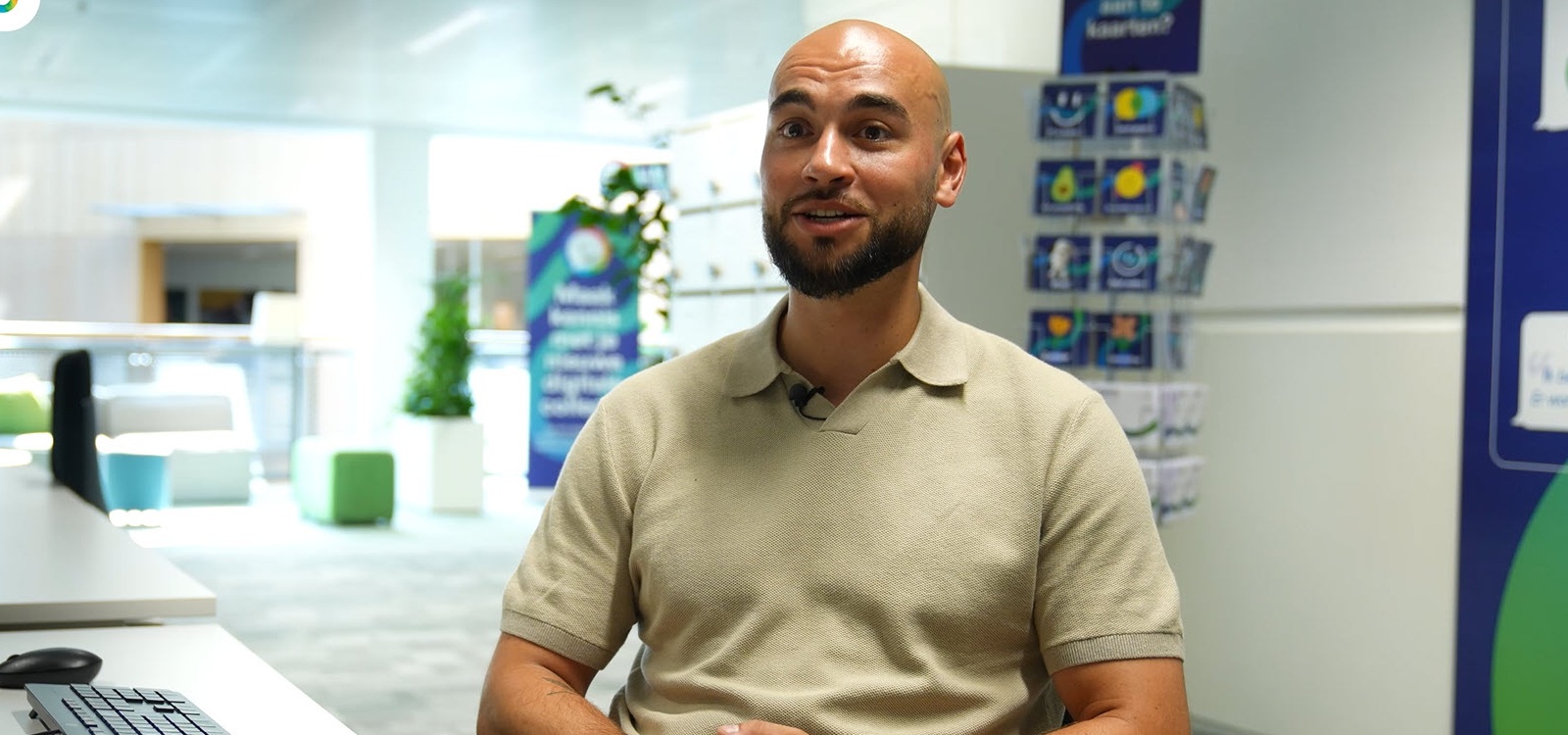 Amine Zammoury zit achter zijn bureau op kantoor en beantwoordt vragen over de annuleringsverzekering.