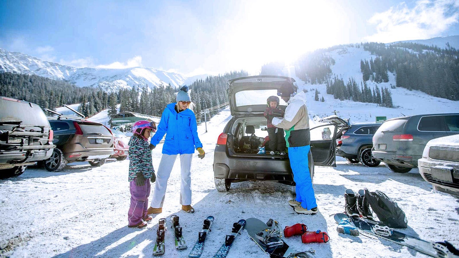 familie checkt op de berg de wintersport paklijst