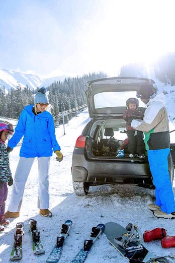 familie checkt op de berg de wintersport paklijst