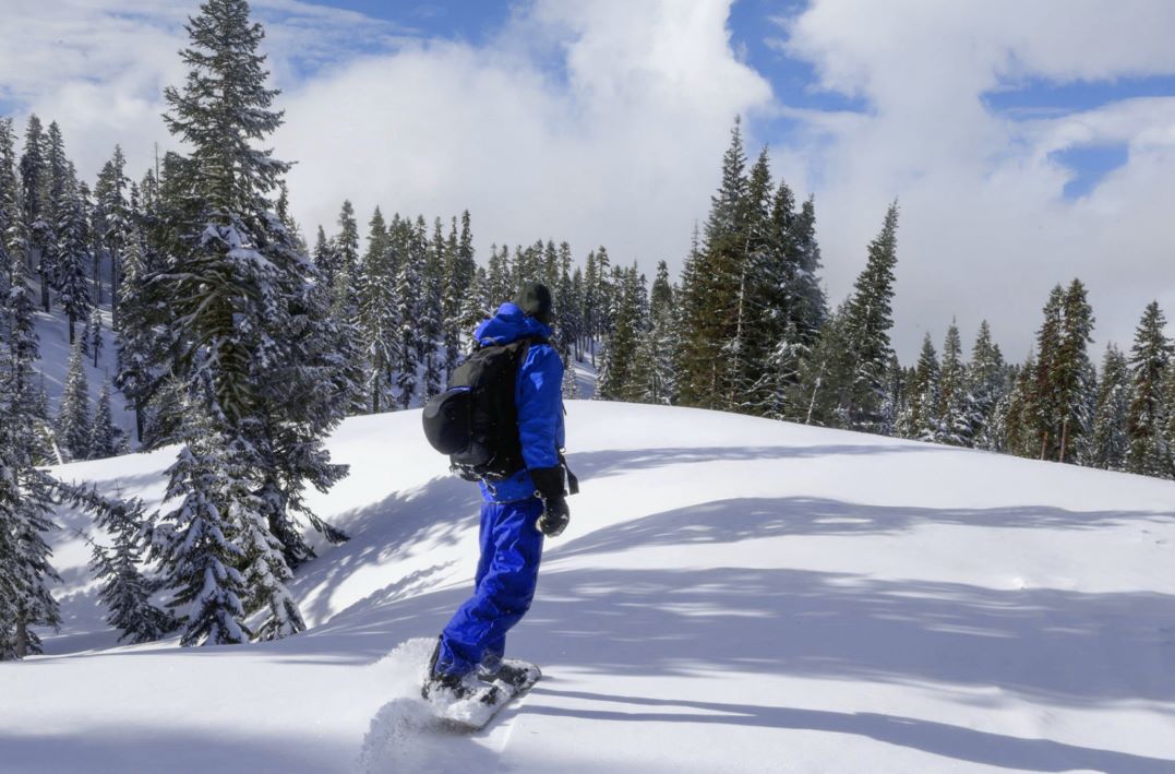 Snowboarden in de sneeuw