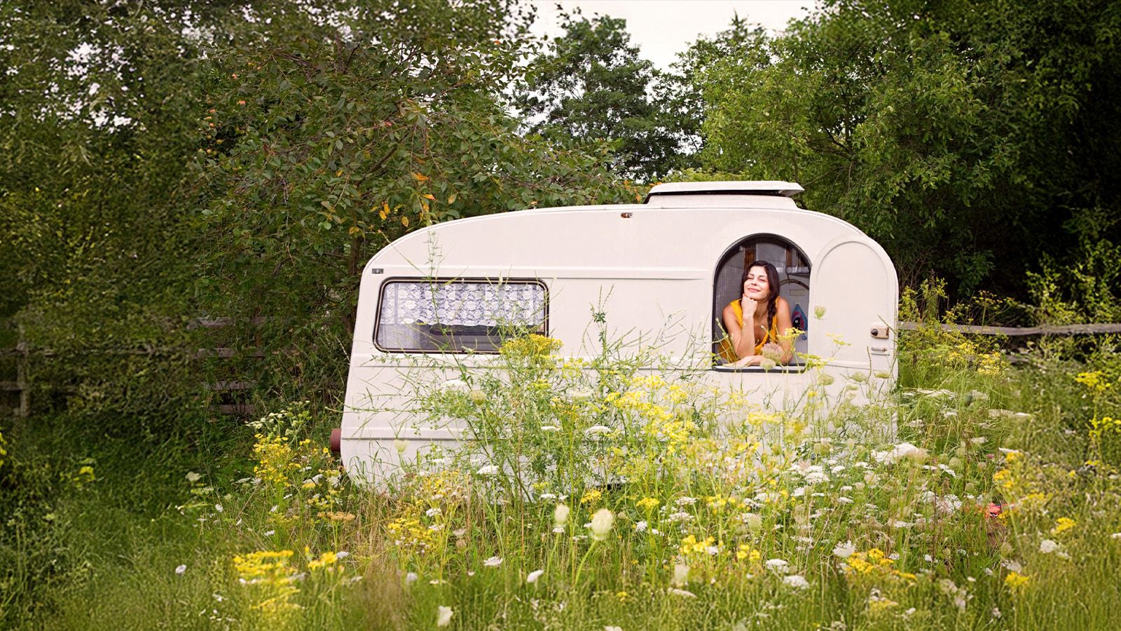Vrolijk lachend in raampje caravan