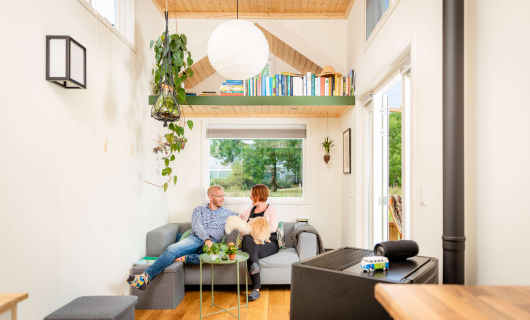 Afbeelding woonkamer van tiny house.