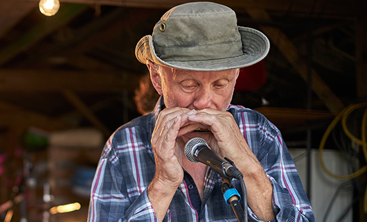 Jaap achter de microfoon