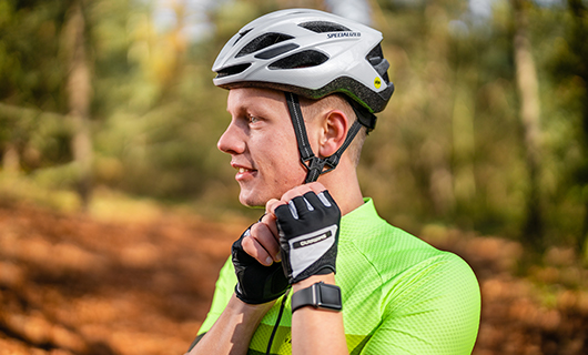 Robert doet zijn fietshelm op