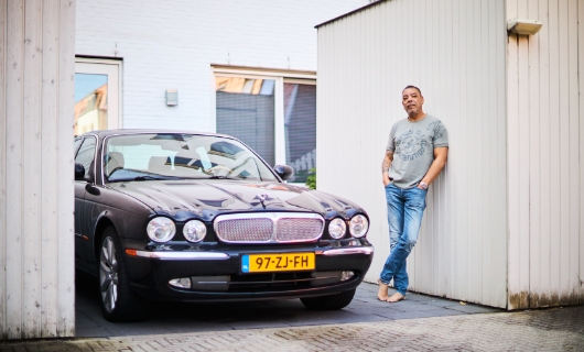 Tonny staat naast auto