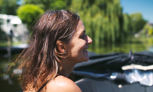 Nonie geniet op haar boot