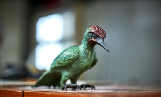 bronzen beeld van vogel