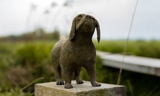 Bronzen beeld van hond