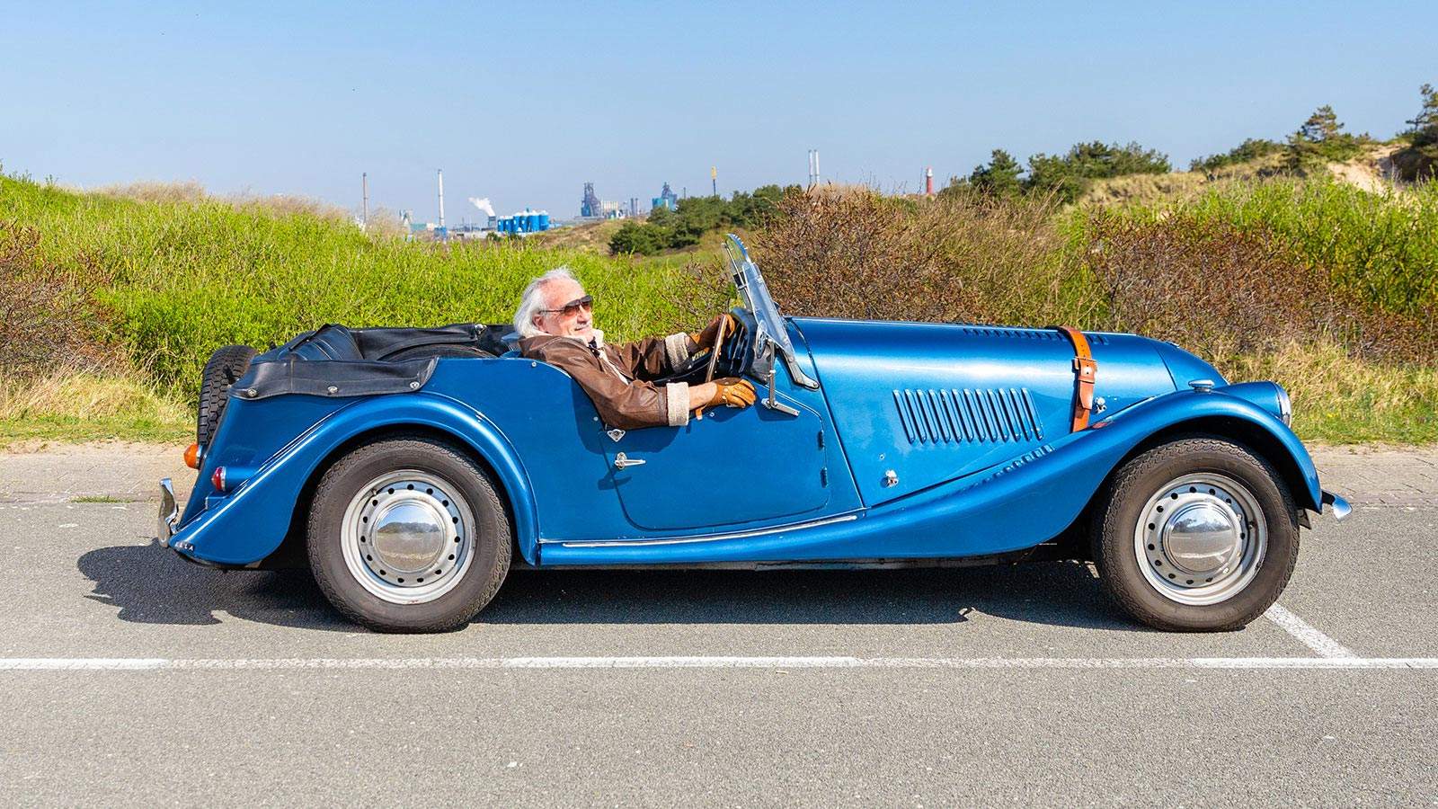 Claude in zijn sportauto