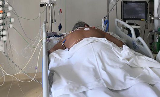 Farley ligt op zijn buik in het ziekenhuisbed