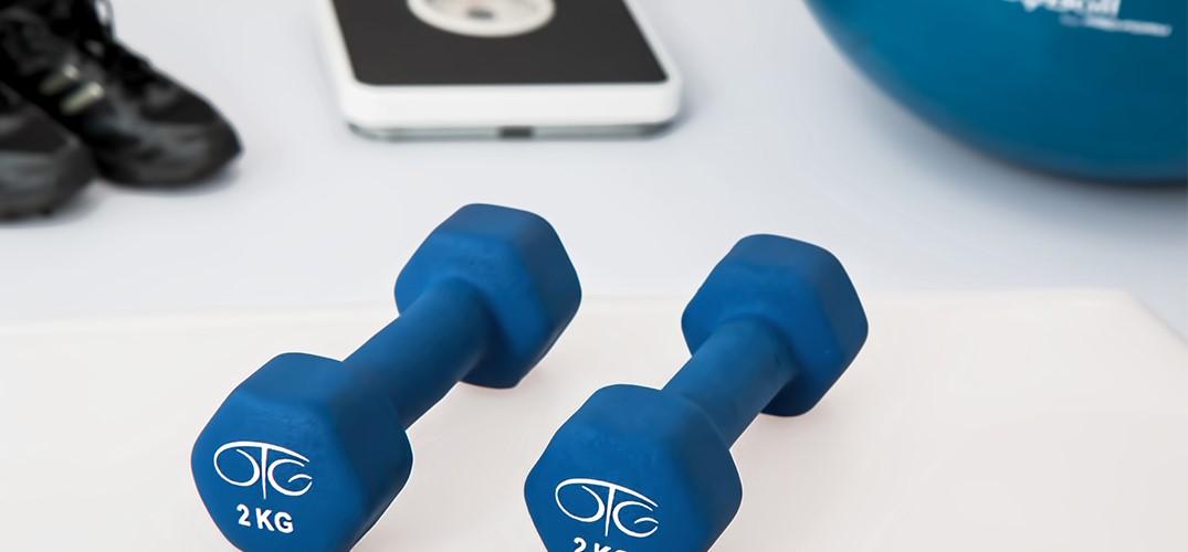 dumbells, gymbal, weegschaal en sportschoenen