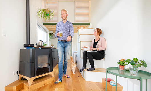 Daan en Annelies in hun tiny house