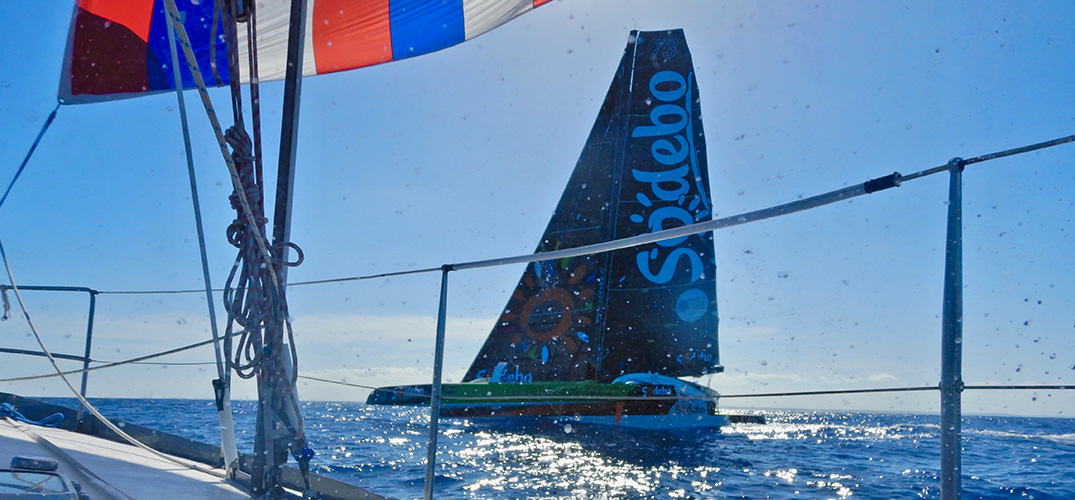 Een andere zeilboot vaart langszij
