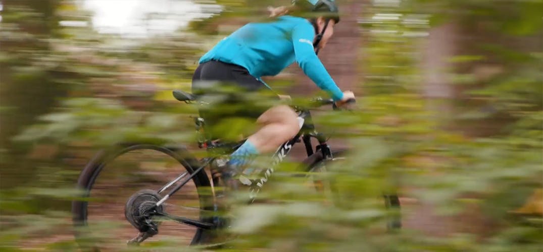 Sanne racet met haar fiets door het bos