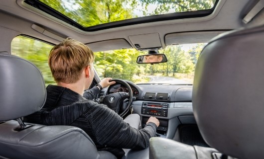 Jorrit achter het stuur van zijn eerste auto