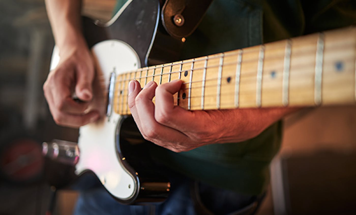close-up van handen die gitaar spelen