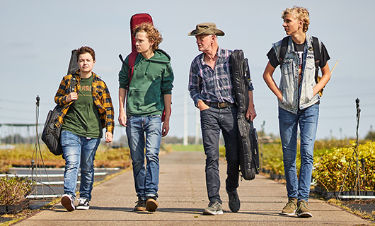 de 4 bandleden van Euonymus lopen over straat