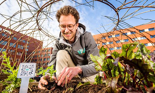 christiaan met de handen in de modder