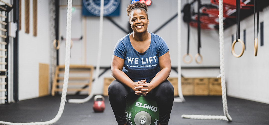 Miloushka, zit lachend op een powerlift gewicht