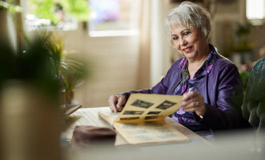 Lenne kijkt in haar fotoalbum