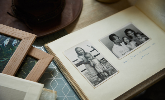 Fotoalbum ligt open op tafel