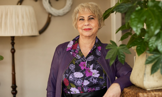 Lenne staat in haar woonkamer