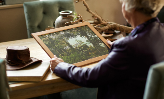Lenne kijkt naar fotolijst