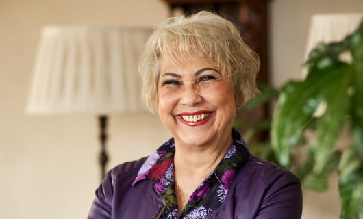 Lenne staat lachend in de woonkamer