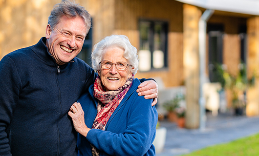 Gerben slaat lachend zijn arm om zijn schoonmoeder.
