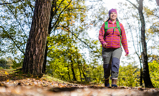 Susan loopt ons lachend tegemoet in het bos