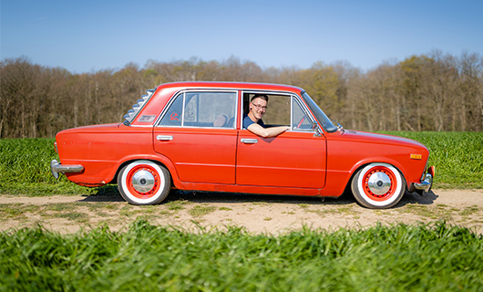 Martijn in zijn Lada