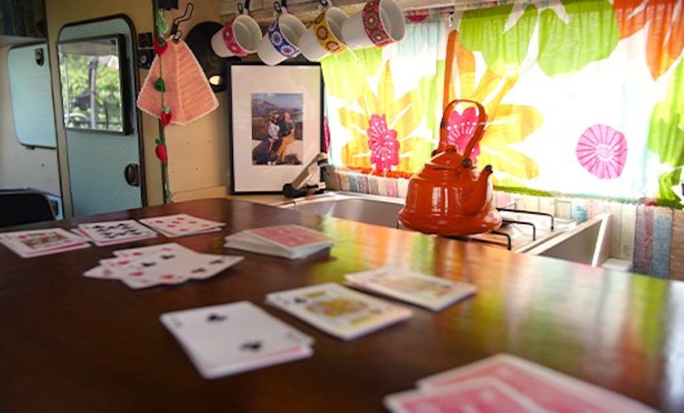 kleurrijk ingerichte caravan met speelkaarten op tafel