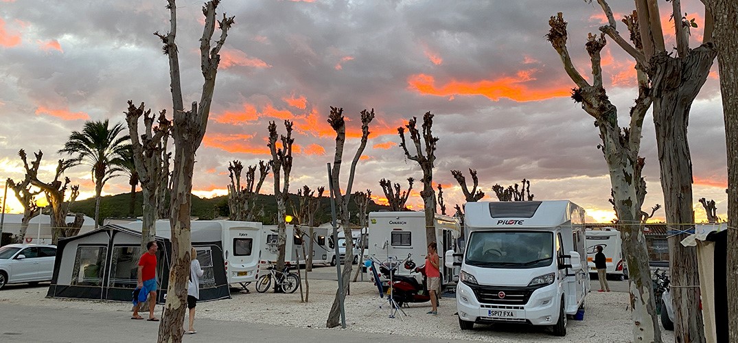 zonsondergang met campers op de voorgrond